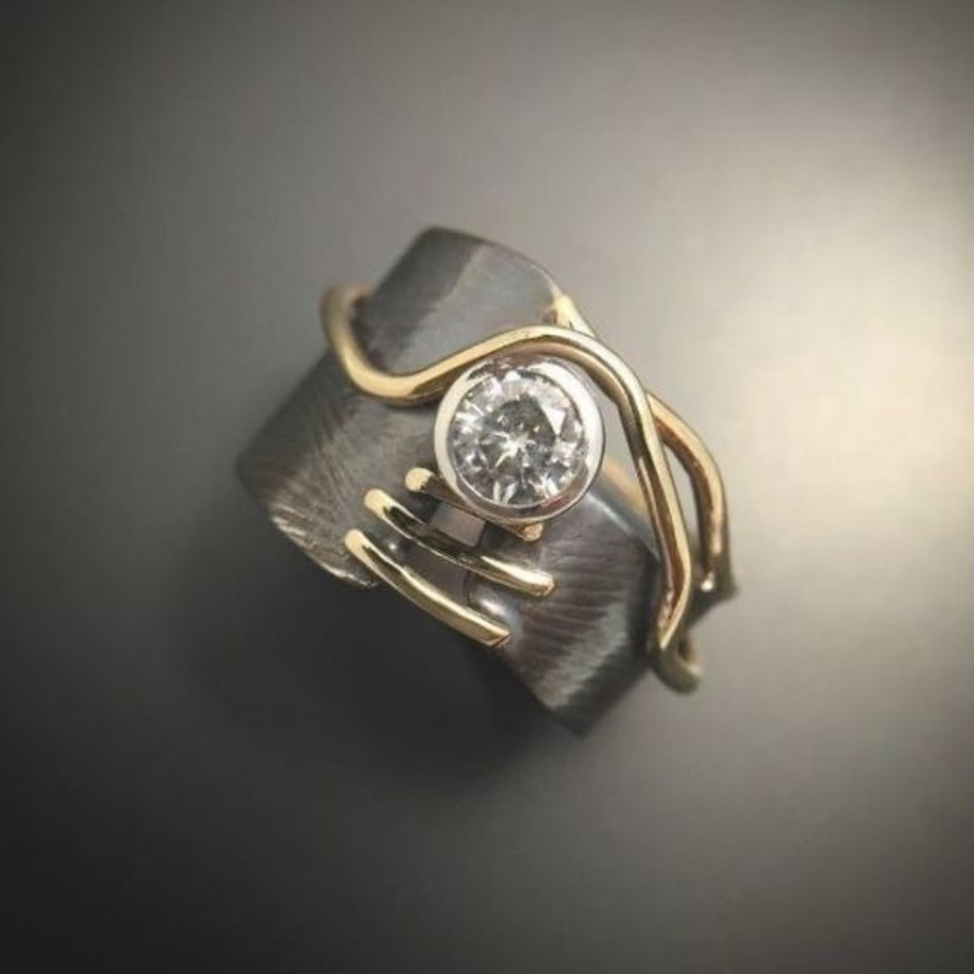 Anello Vintage in Argento Scuro con Zirconia