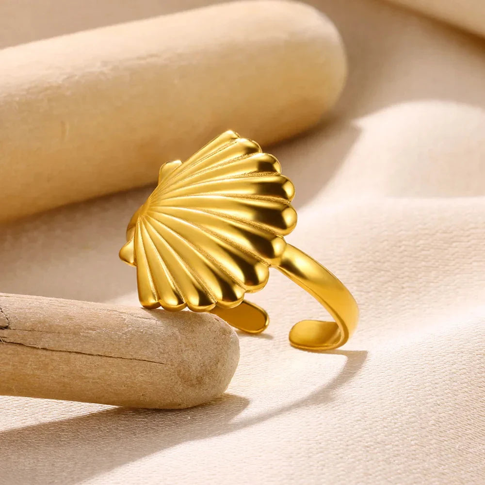 Anello con design a conchiglia
