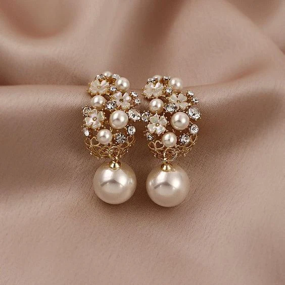 Orecchini Eleganti con Fiori e Perle