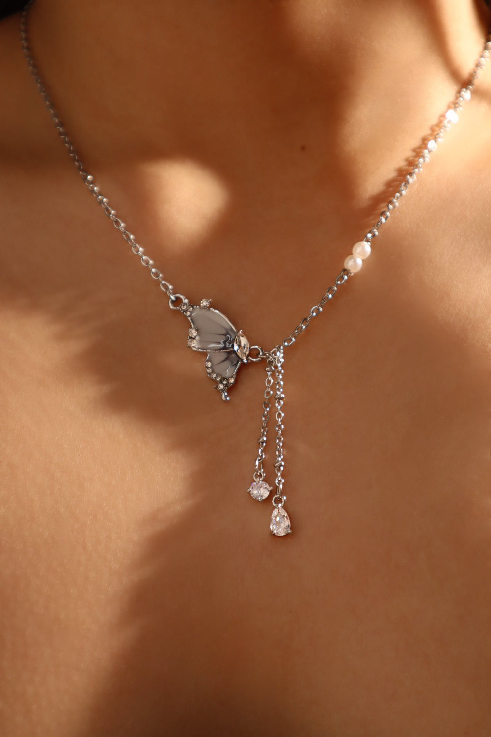 Collana di perle a farfalla con diamanti