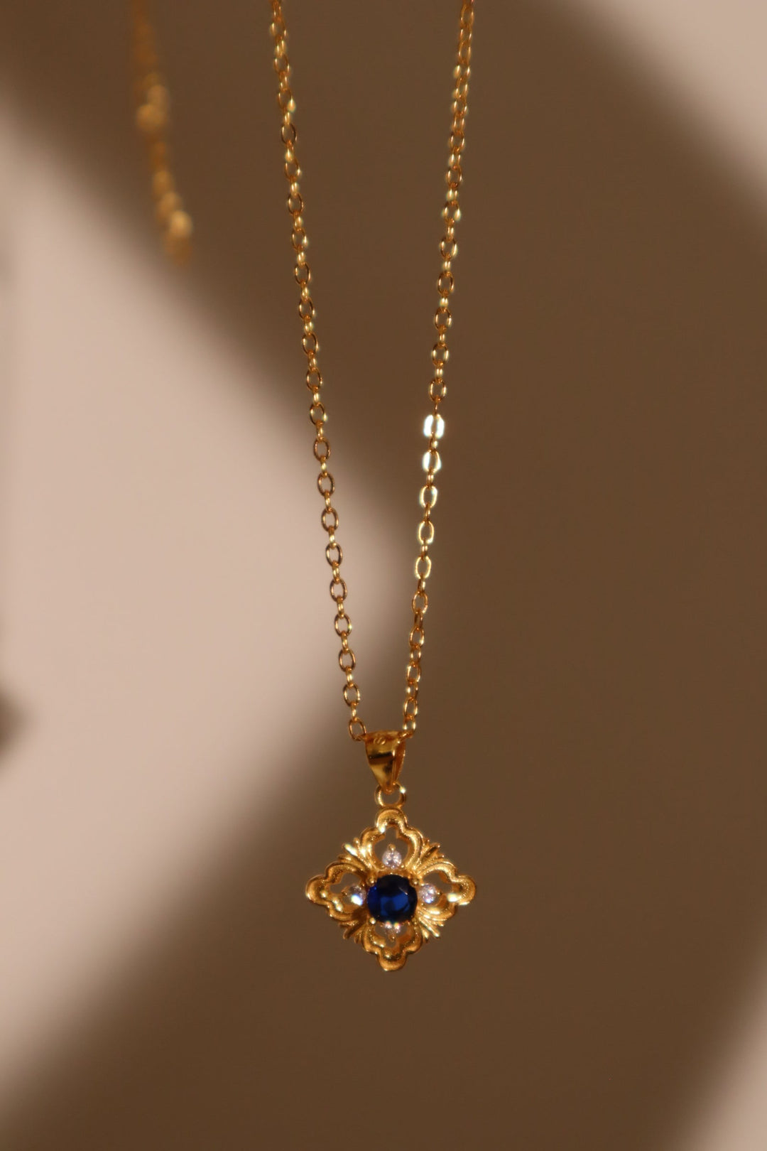 Collana in pizzo con gemme blu vermeil