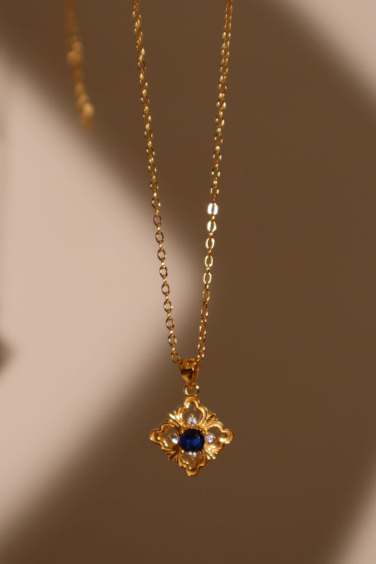 Collana in pizzo con gemme blu vermeil