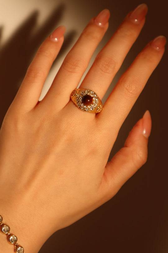 Anello con gemma marrone tigerite