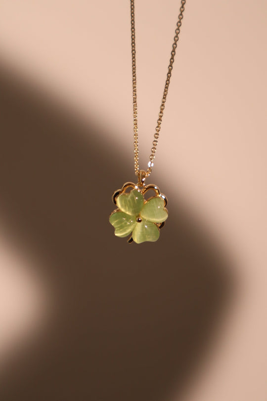 Collana con trifoglio di giada rotante