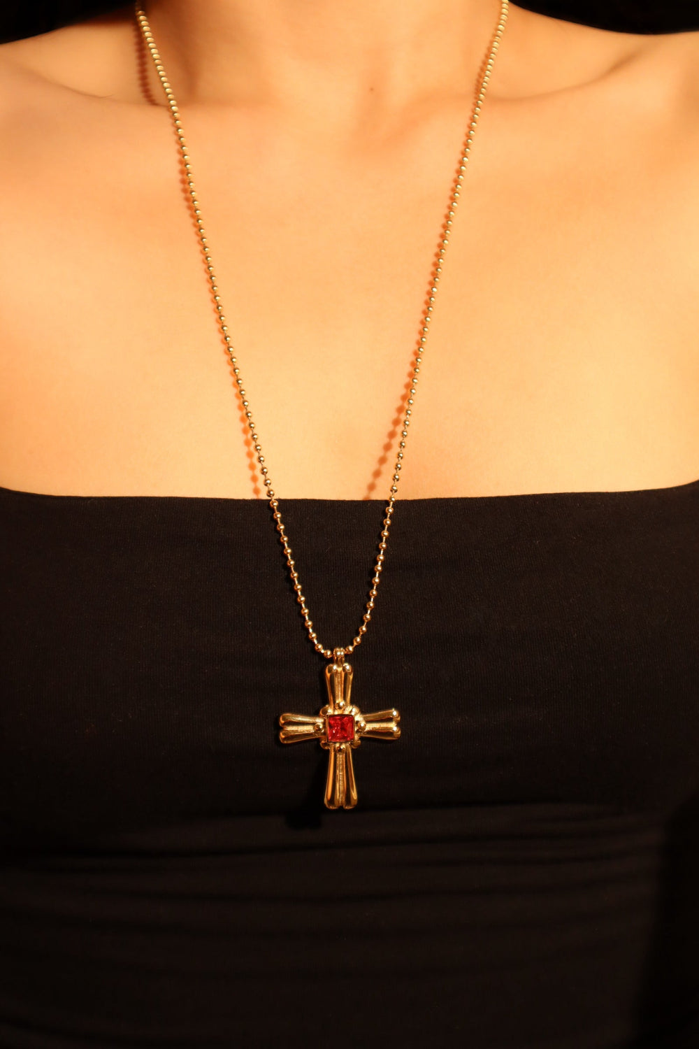 Collana con croce in acciaio inossidabile e gemma rossa