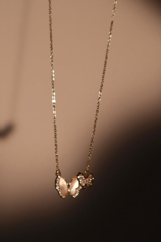 Collana con farfalla a doppia conchiglia