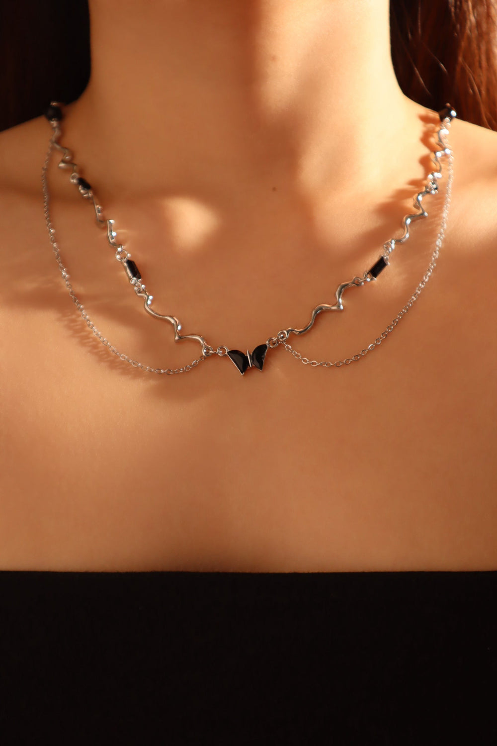 Collana con farfalla e gemma nera