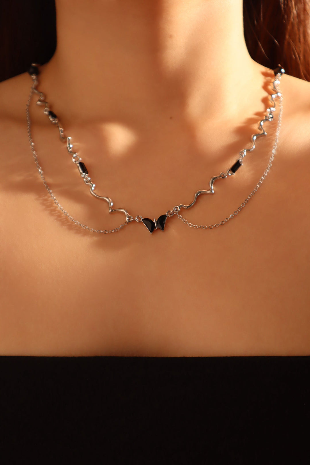 Collana con farfalla e gemma nera