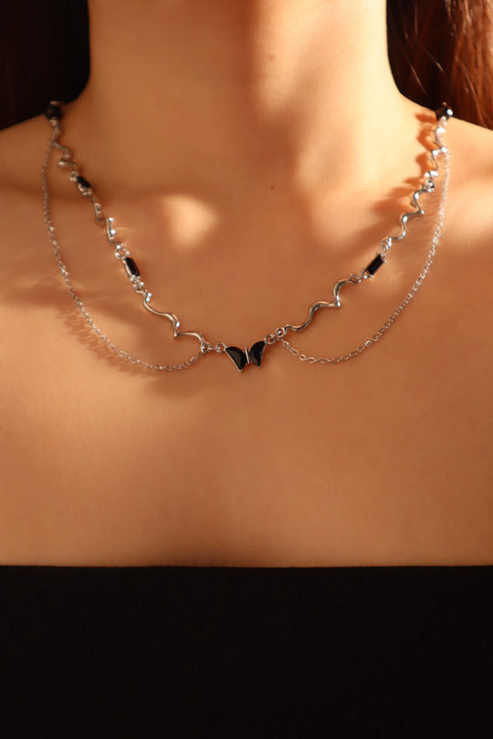 Collana con farfalla e gemma nera