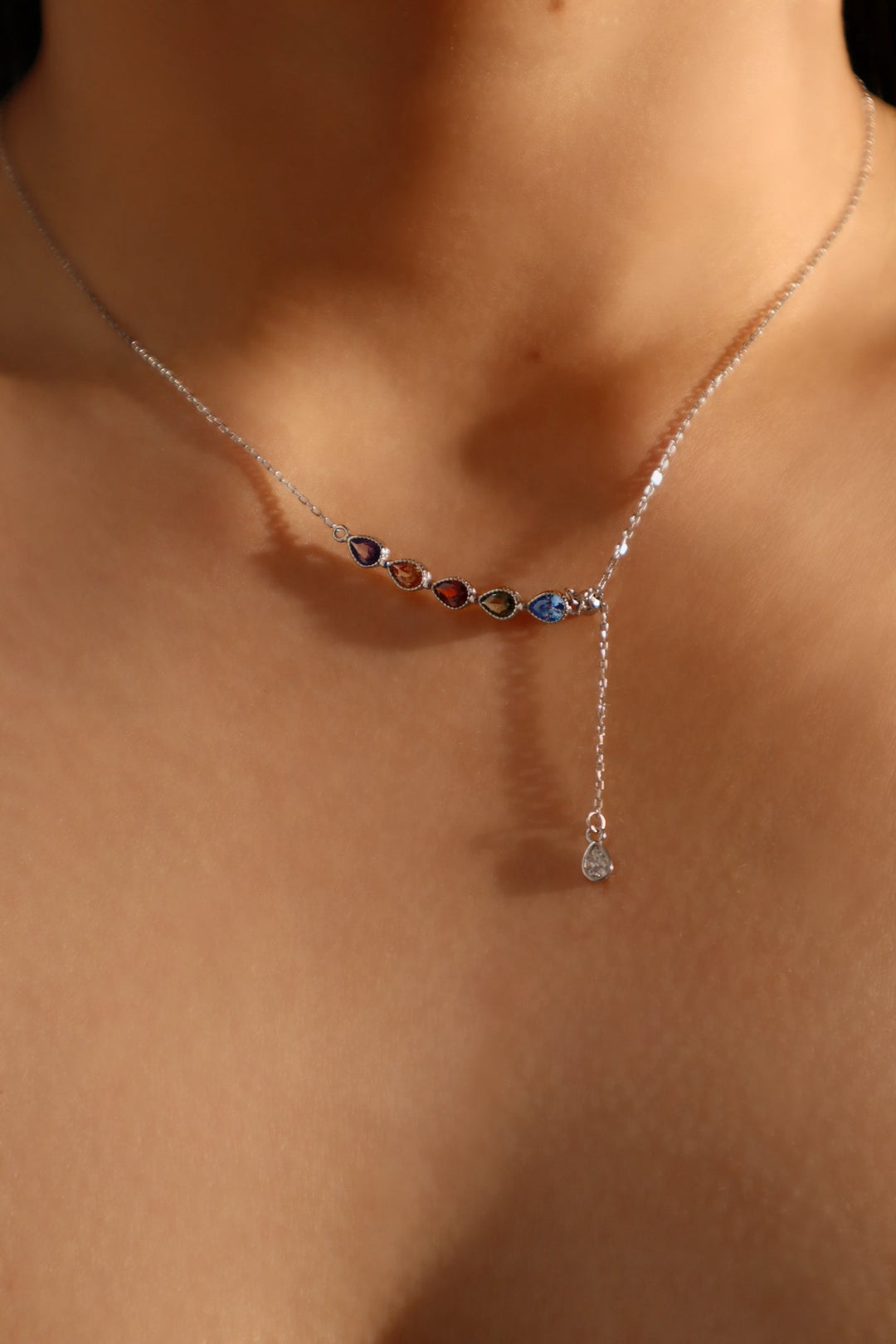 Collana con goccia di gemma colorata