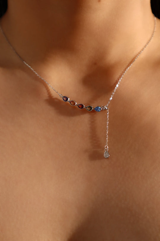 Collana con goccia di gemma colorata