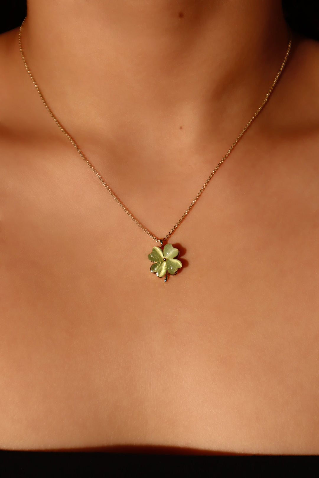 Collana con trifoglio di giada rotante