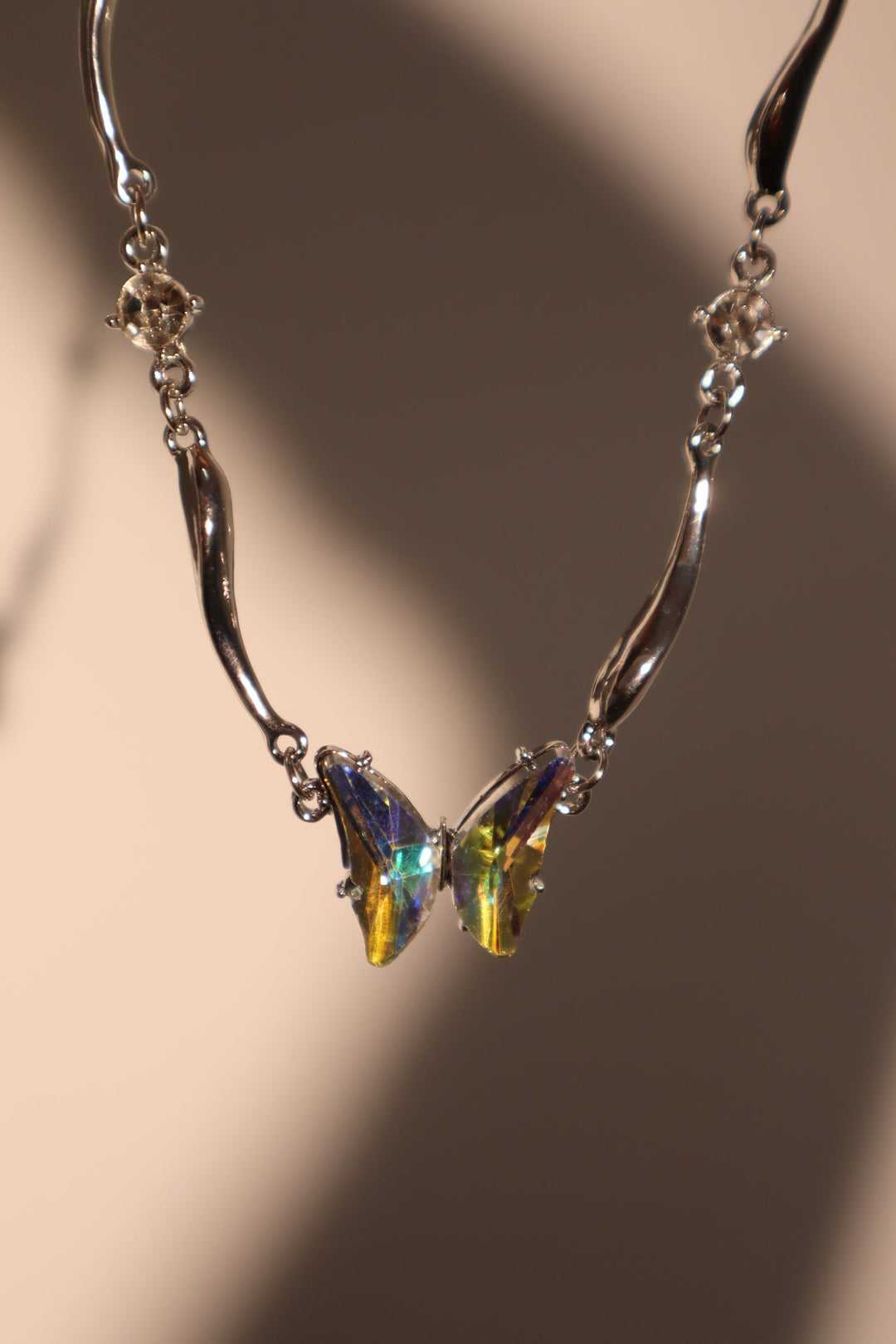 Collana a farfalla in vetro dicroico in acciaio inossidabile
