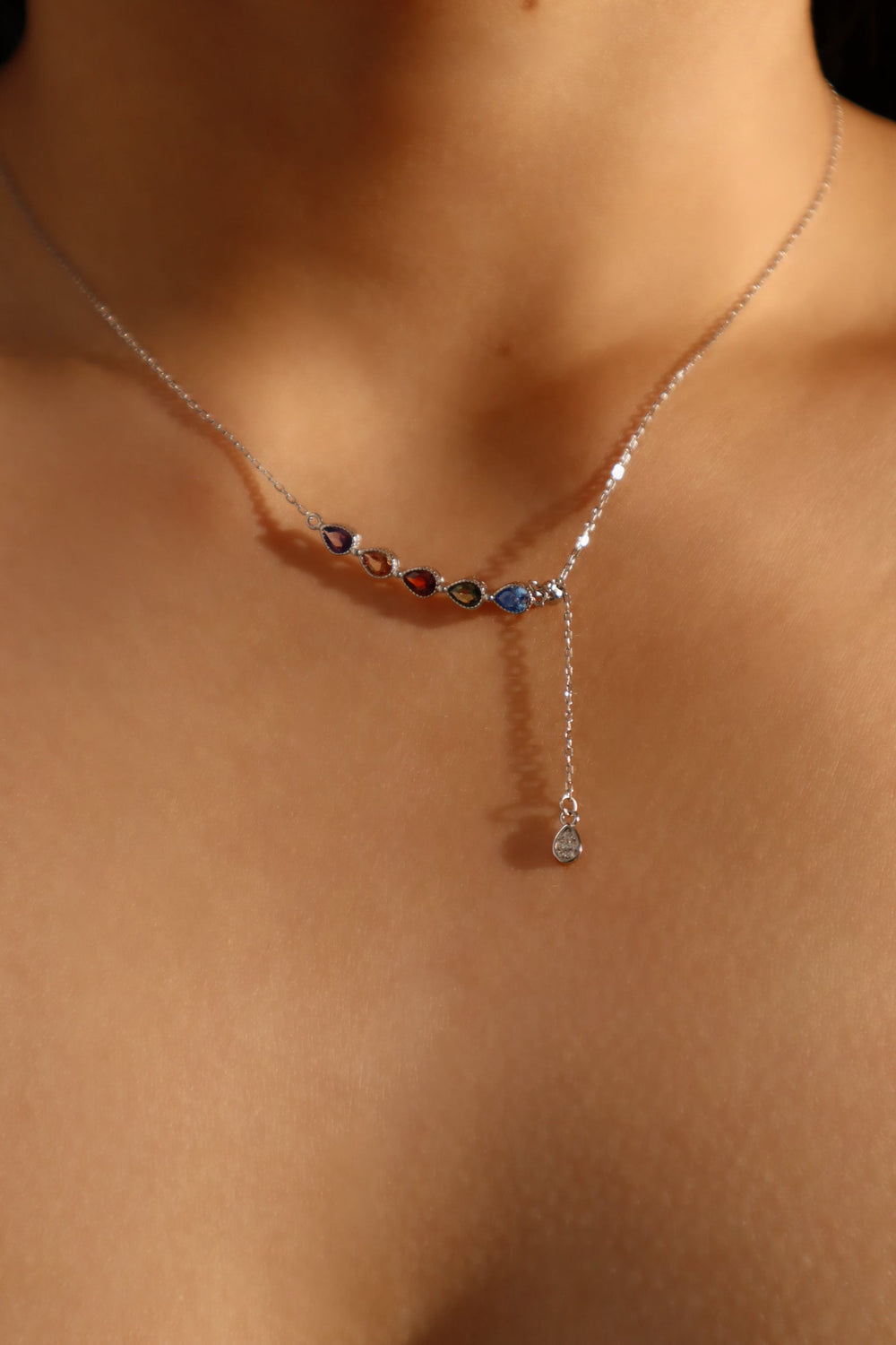 Collana con goccia di gemma colorata