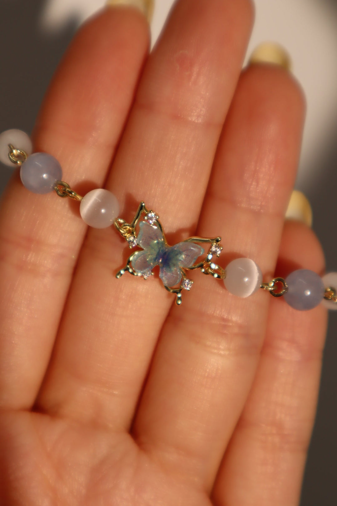 Bracciale con pietra di luna a farfalla blu
