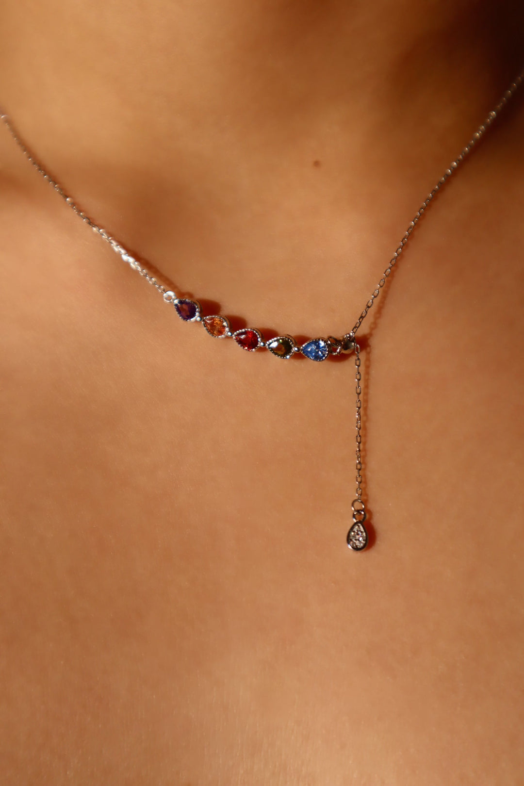 Collana con goccia di gemma colorata