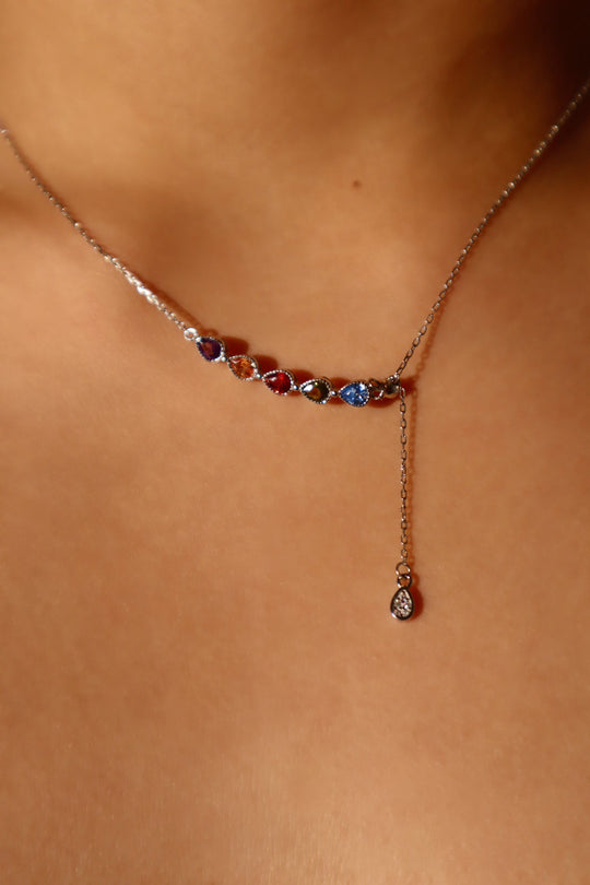 Collana con goccia di gemma colorata
