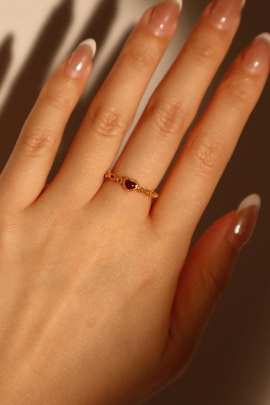 Anello a forma di cuore smaltato