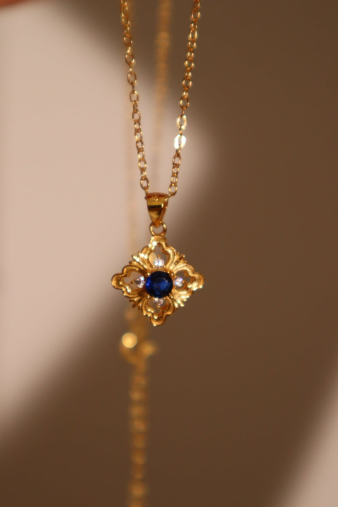 Collana in pizzo con gemme blu vermeil
