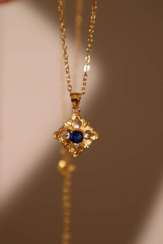 Collana in pizzo con gemme blu vermeil