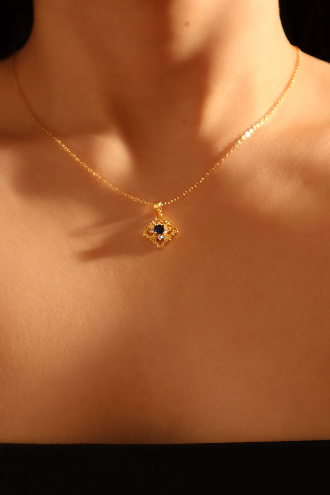 Collana in pizzo con gemme blu vermeil