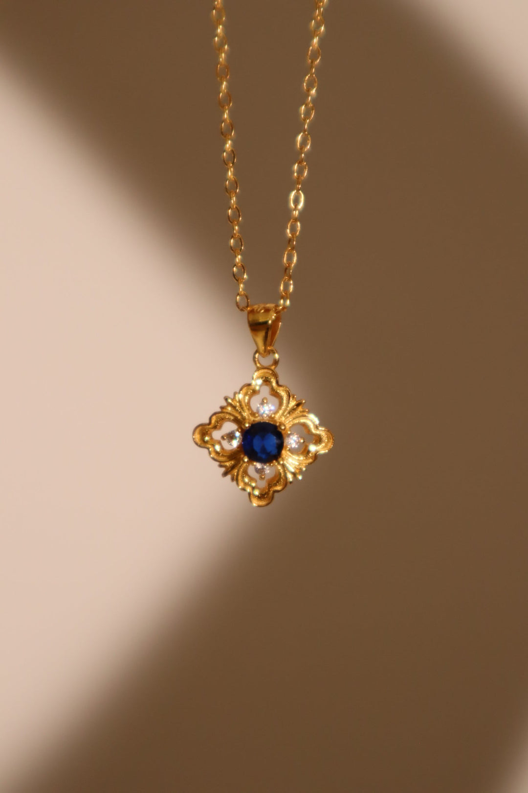 Collana in pizzo con gemme blu vermeil