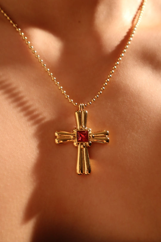 Collana con croce in acciaio inossidabile e gemma rossa