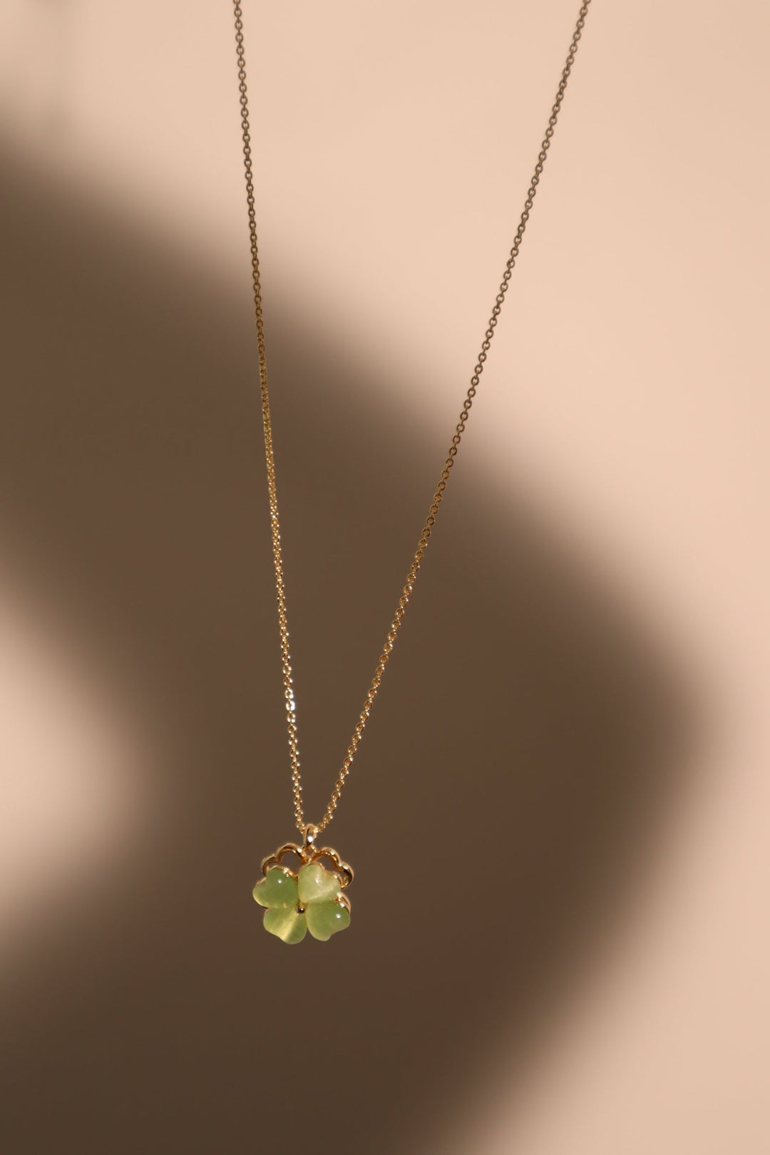 Collana con trifoglio di giada rotante