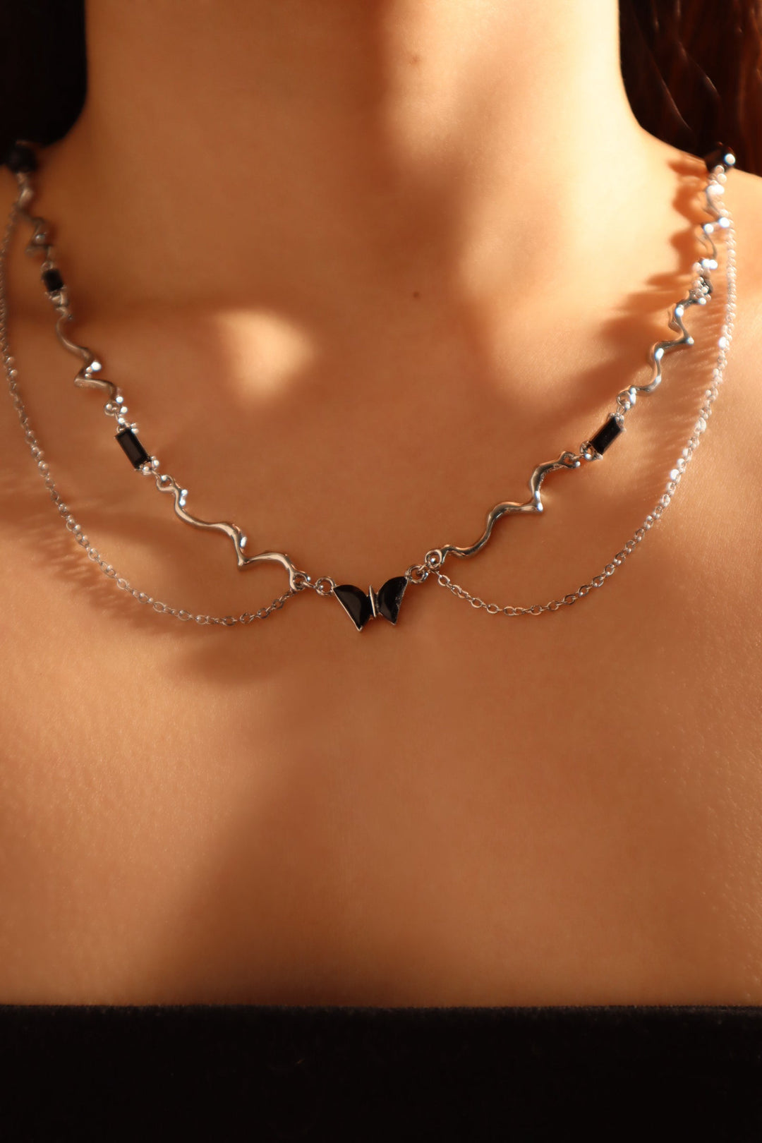 Collana con farfalla e gemma nera