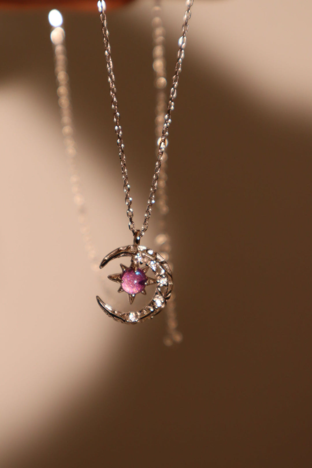 Collana con luna e gemma glitterata viola