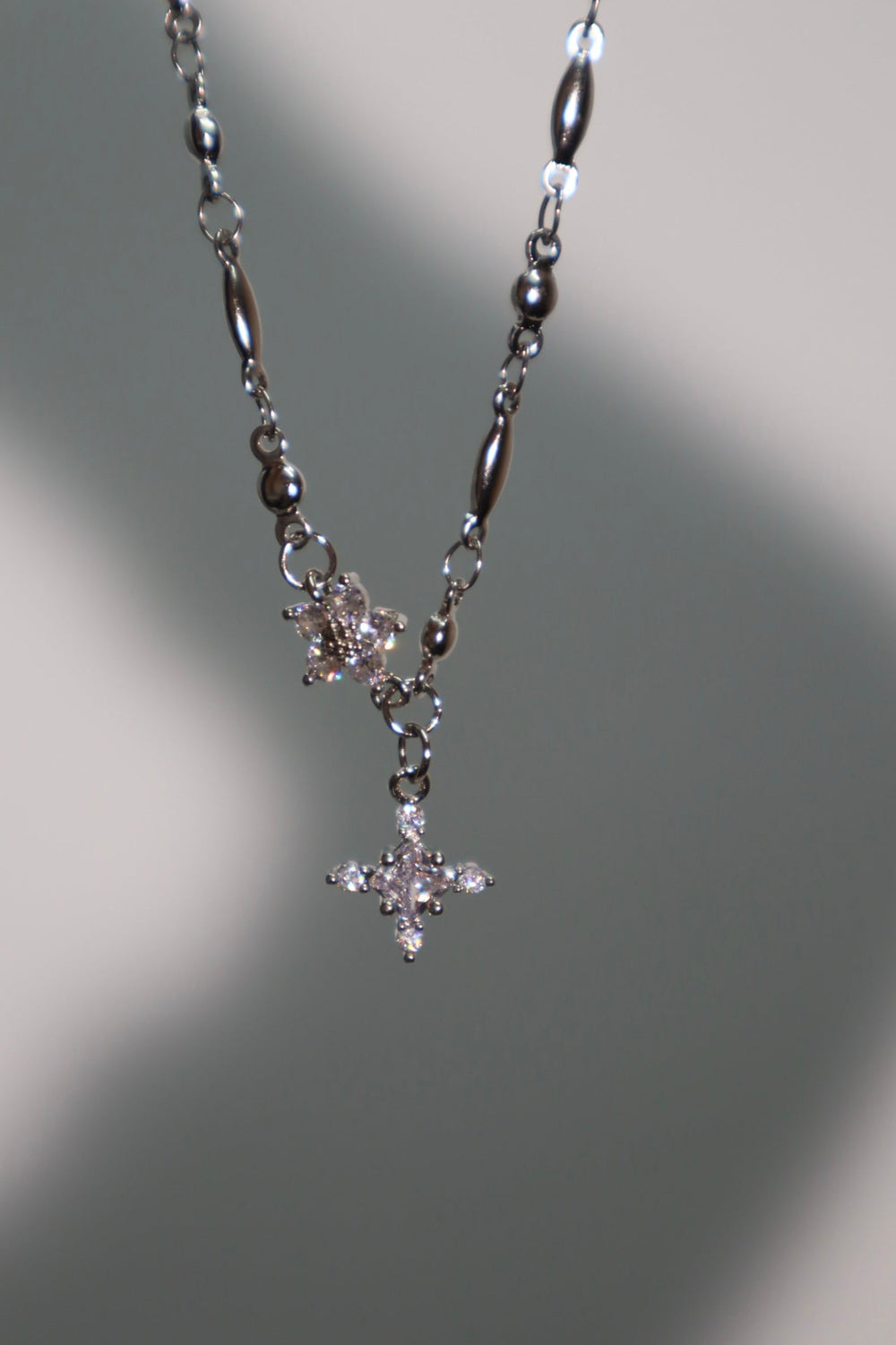 Collana con croce di diamanti