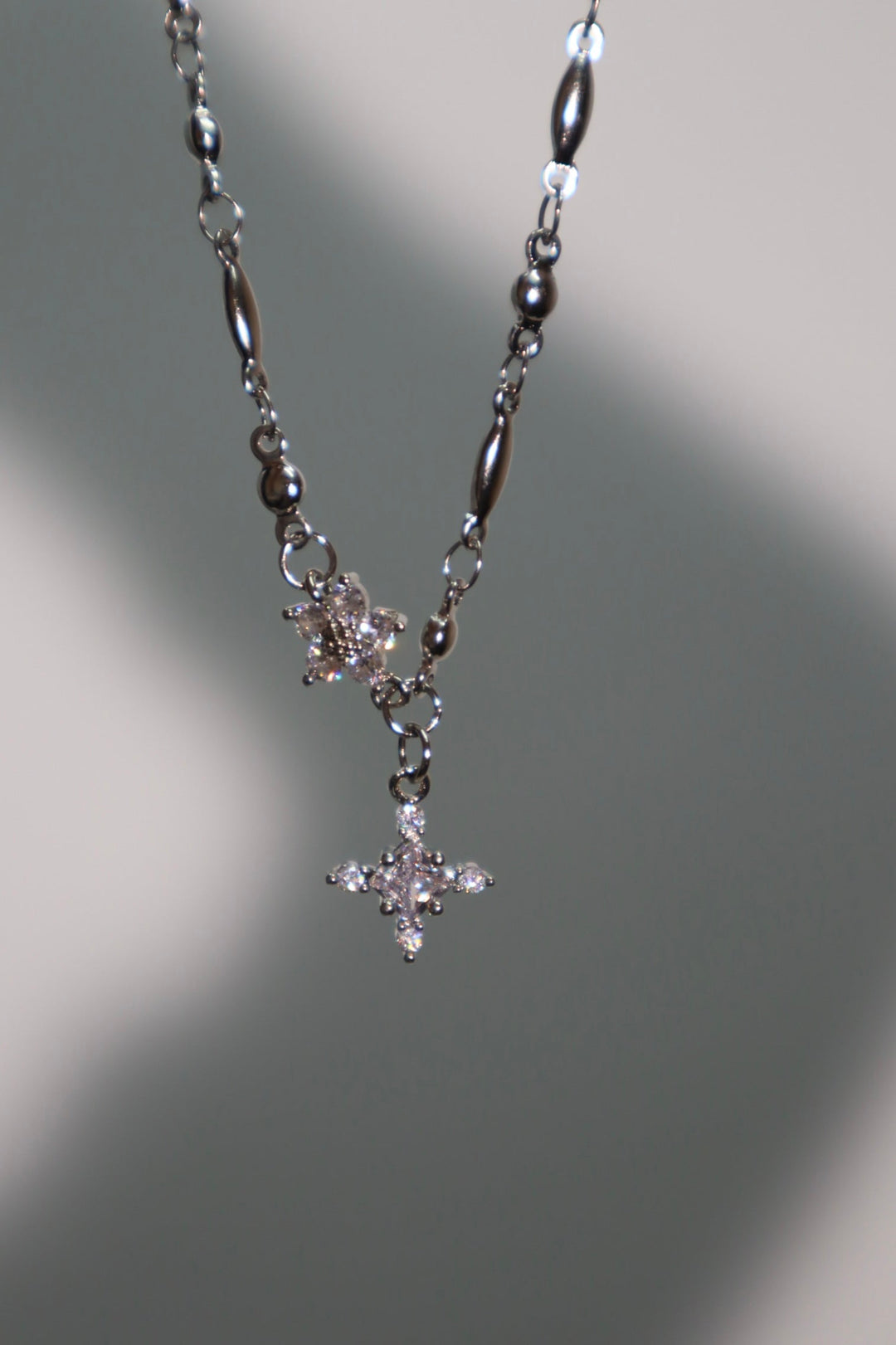 Collana con croce di diamanti