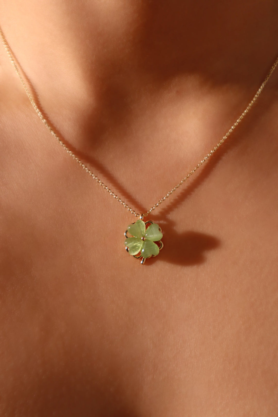Collana con trifoglio di giada rotante