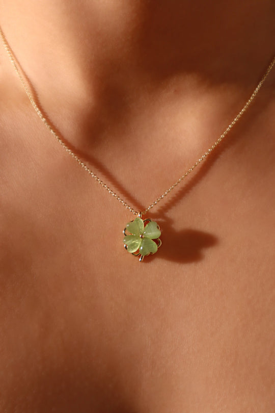 Collana con trifoglio di giada rotante
