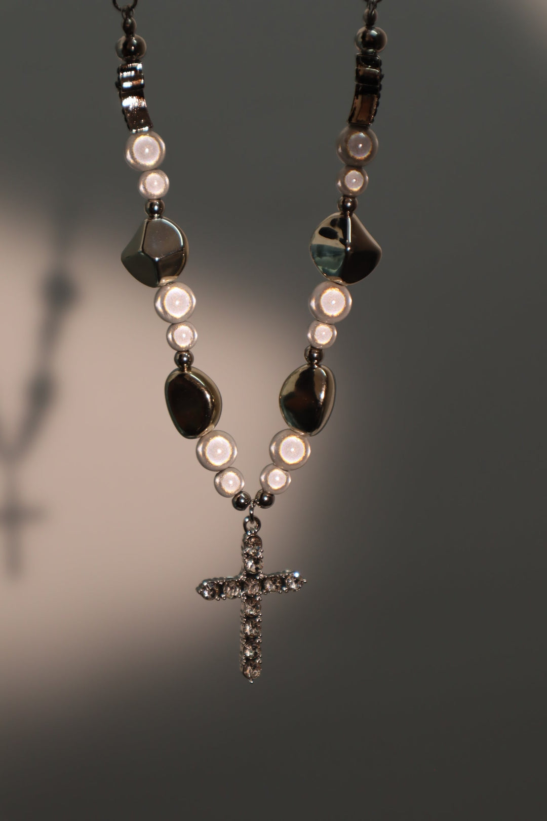 Collana con croce di perle luminose
