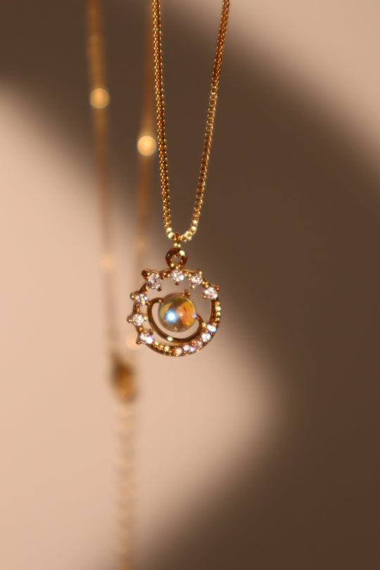Collana con stella di Saturno e pietra di luna