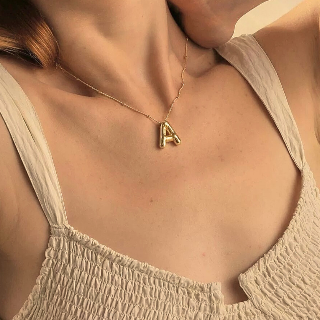 Collana con iniziale in oro a palloncino