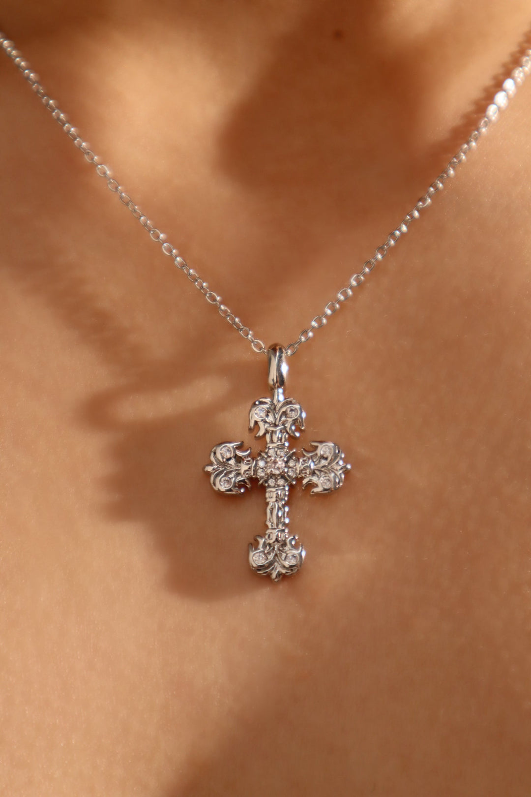 Collana con croce fiammeggiante di diamanti