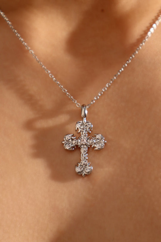 Collana con croce fiammeggiante di diamanti
