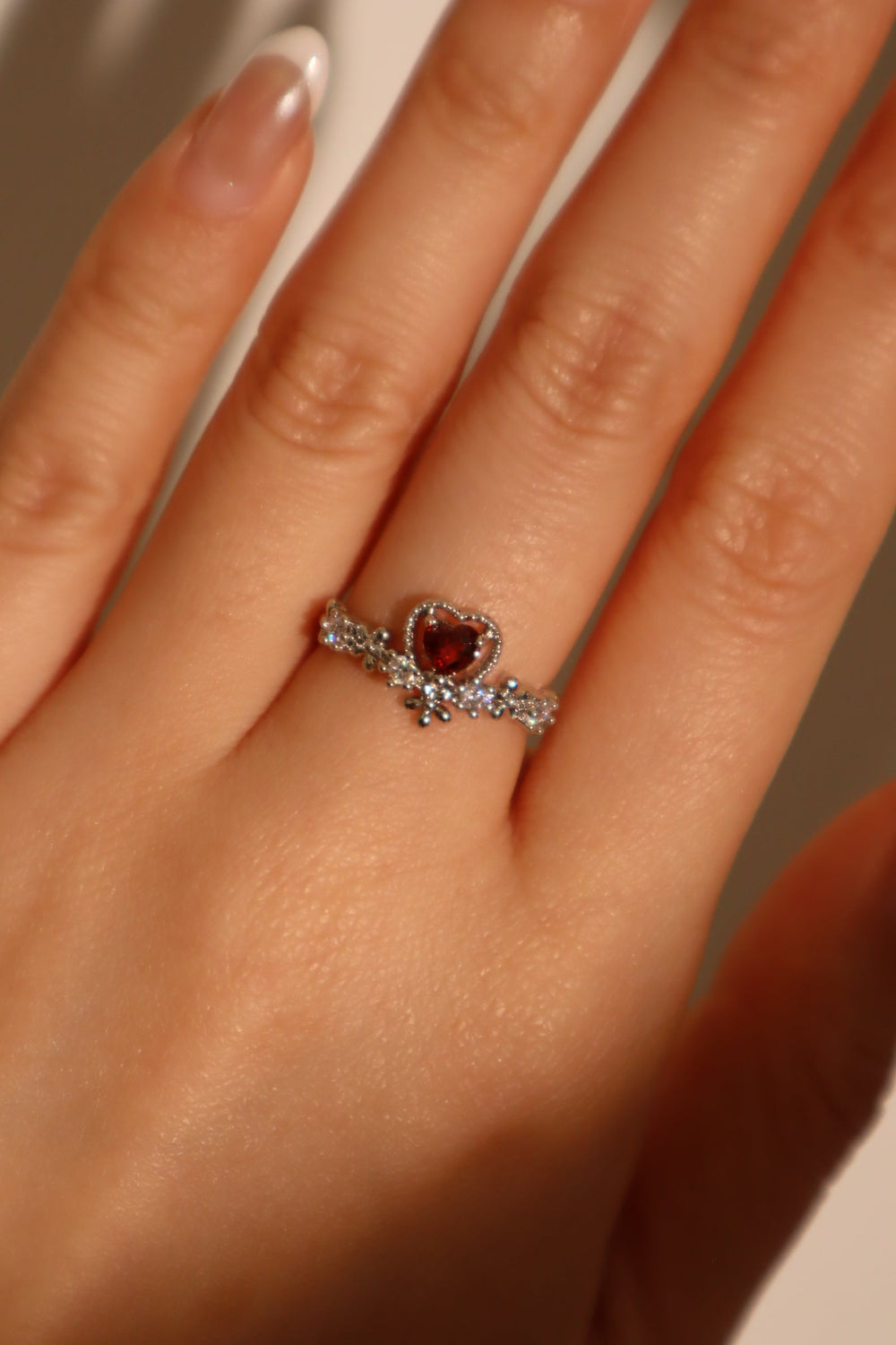 Anello a forma di cuore ghirlanda