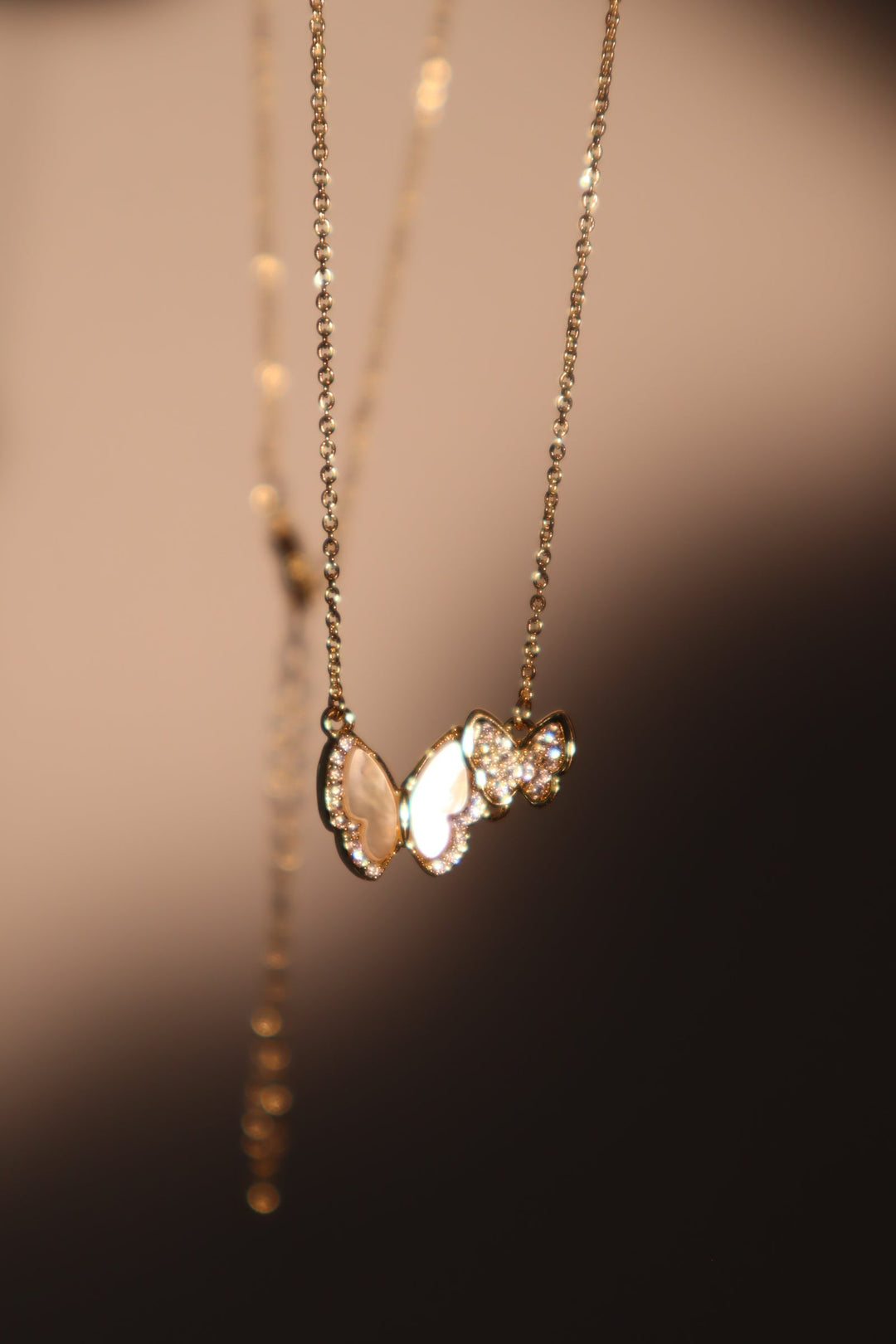 Collana con farfalla a doppia conchiglia