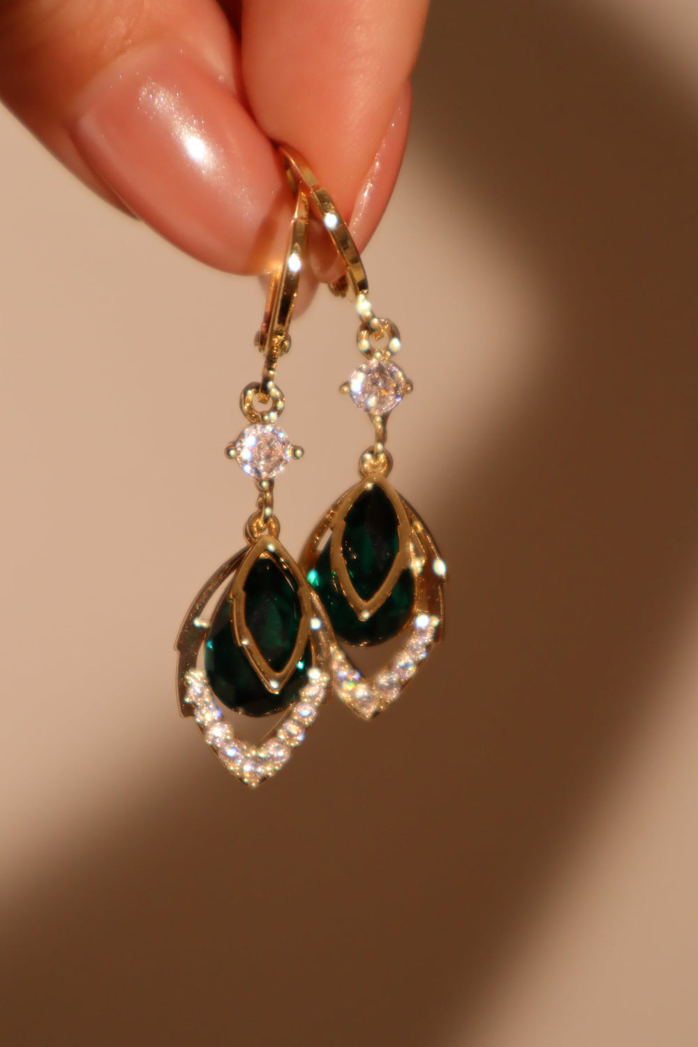 Orecchini a goccia con gemma verde