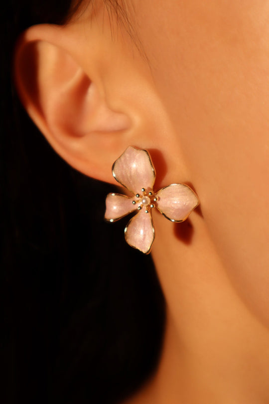 Orecchini a forma di fiore smaltato