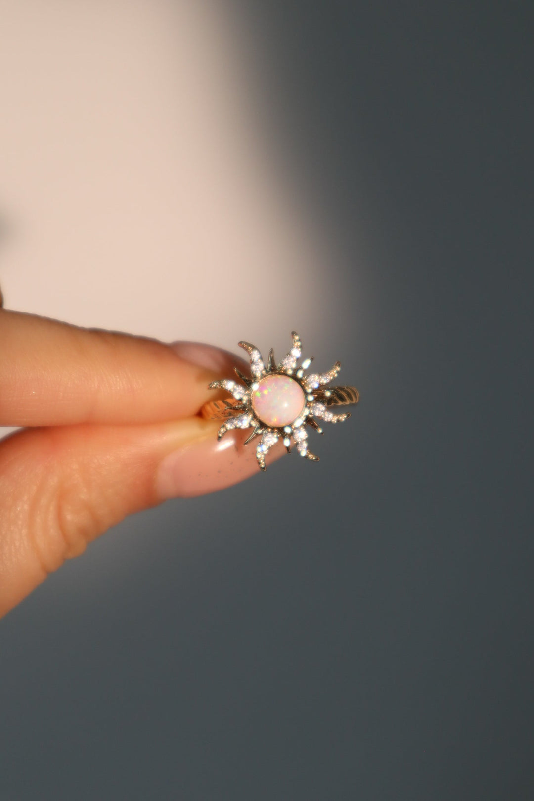 Anello Sole con Opale Bianco