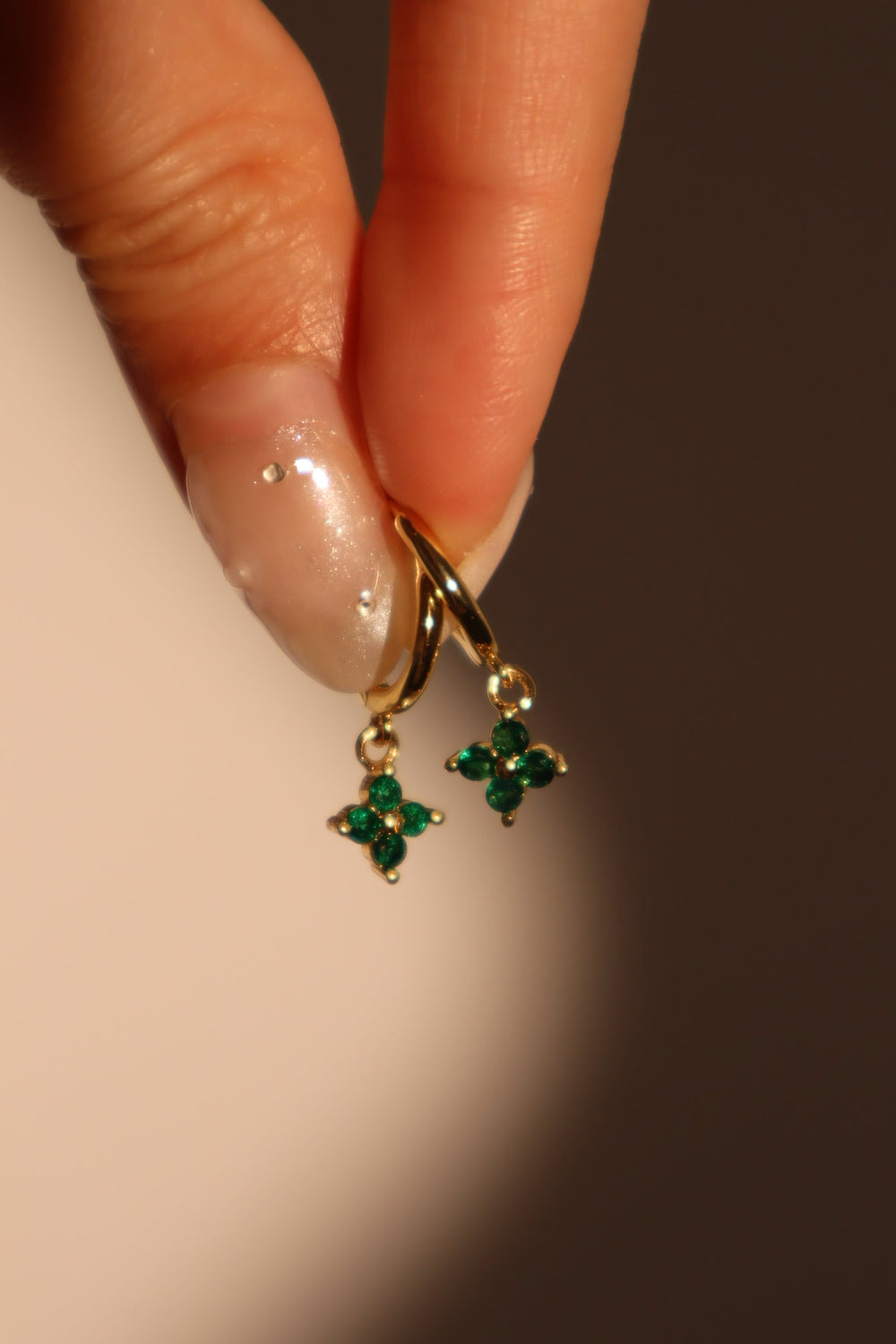 Orecchini a cerchio con foglia portafortuna verde