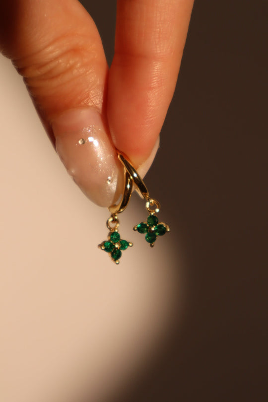 Orecchini a cerchio con foglia portafortuna verde