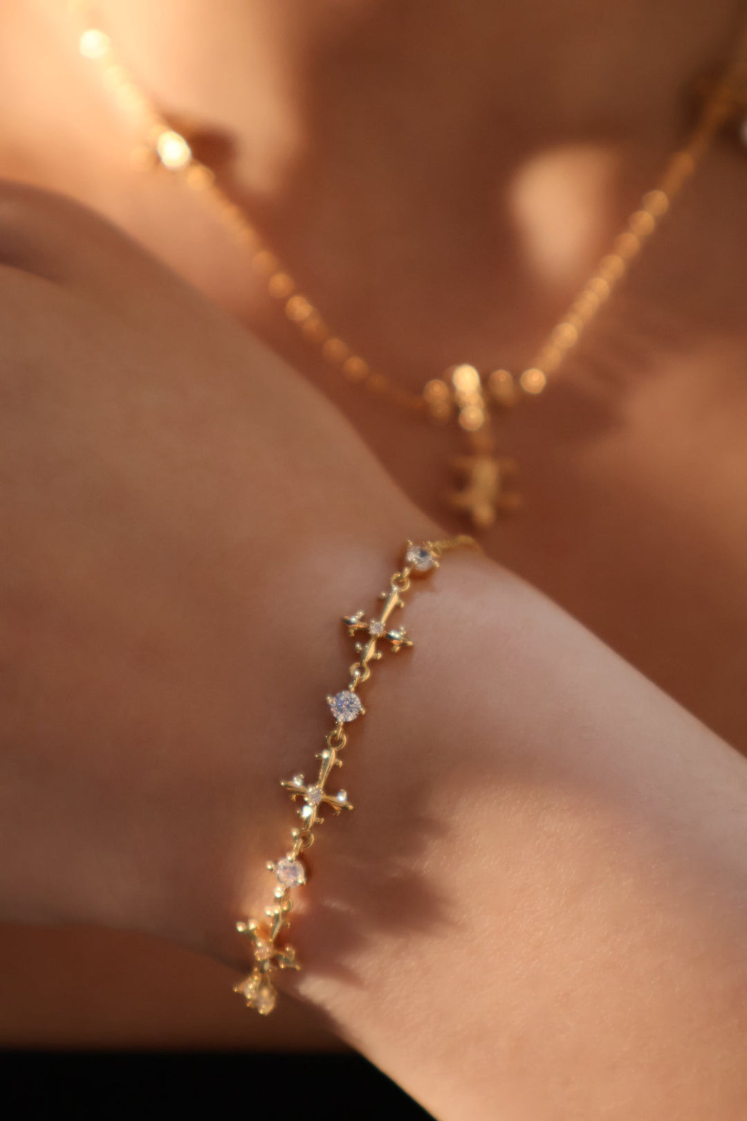 Bracciale con croce multidiamante