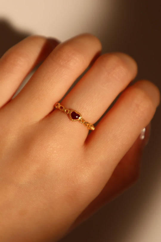 Anello a forma di cuore smaltato