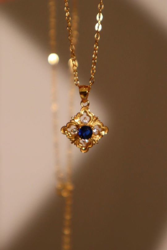 Collana in pizzo con gemme blu vermeil
