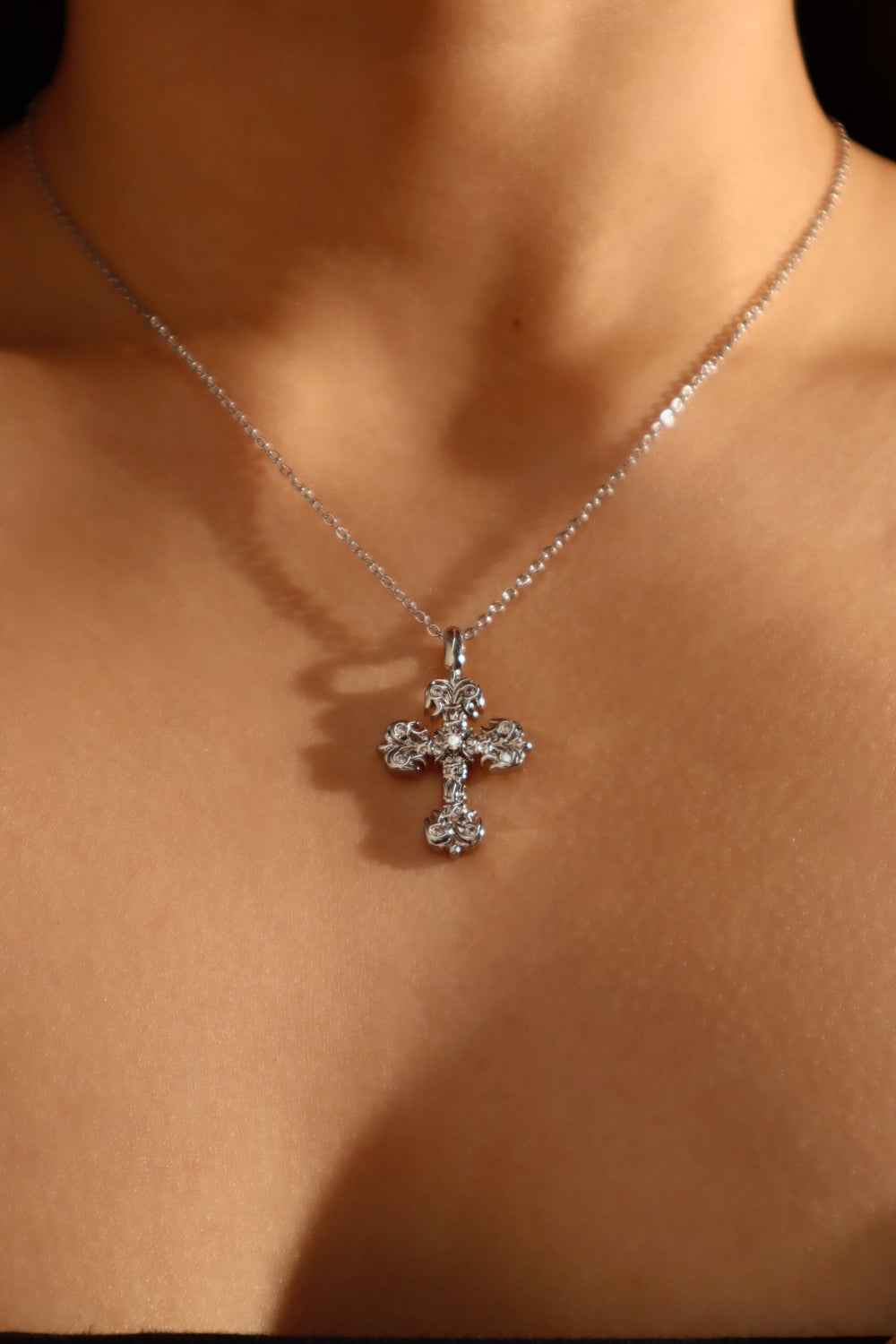 Collana con croce fiammeggiante di diamanti